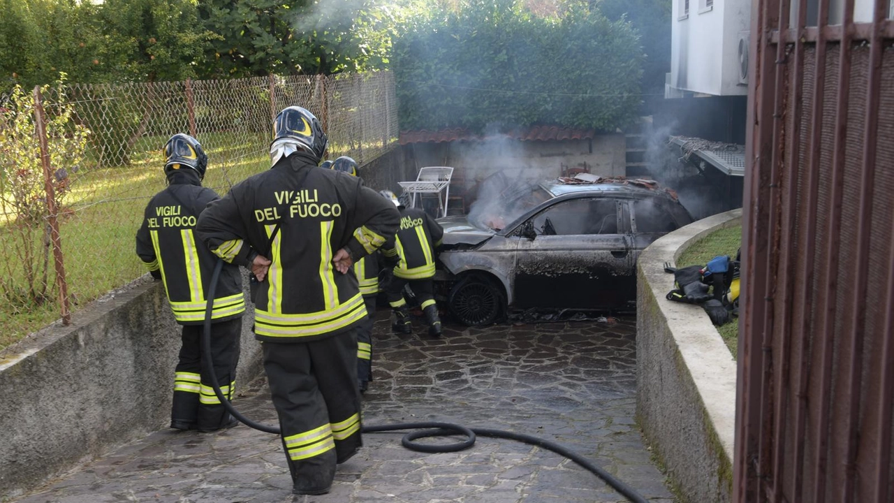 I vigili del fuoco al lavoro davanti all'auto incendiata a Pantigliate I vigili del fuoco al lavoro davanti all'auto incendiata a Pantigliate