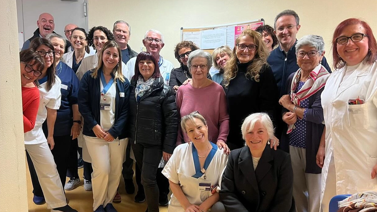 Operatori e volontari del reparto di Oncologia, dove martedì sarà inaugurato il nuovo day hospital, dedicato a percorsi clinici, terapeutici e di prevenzione