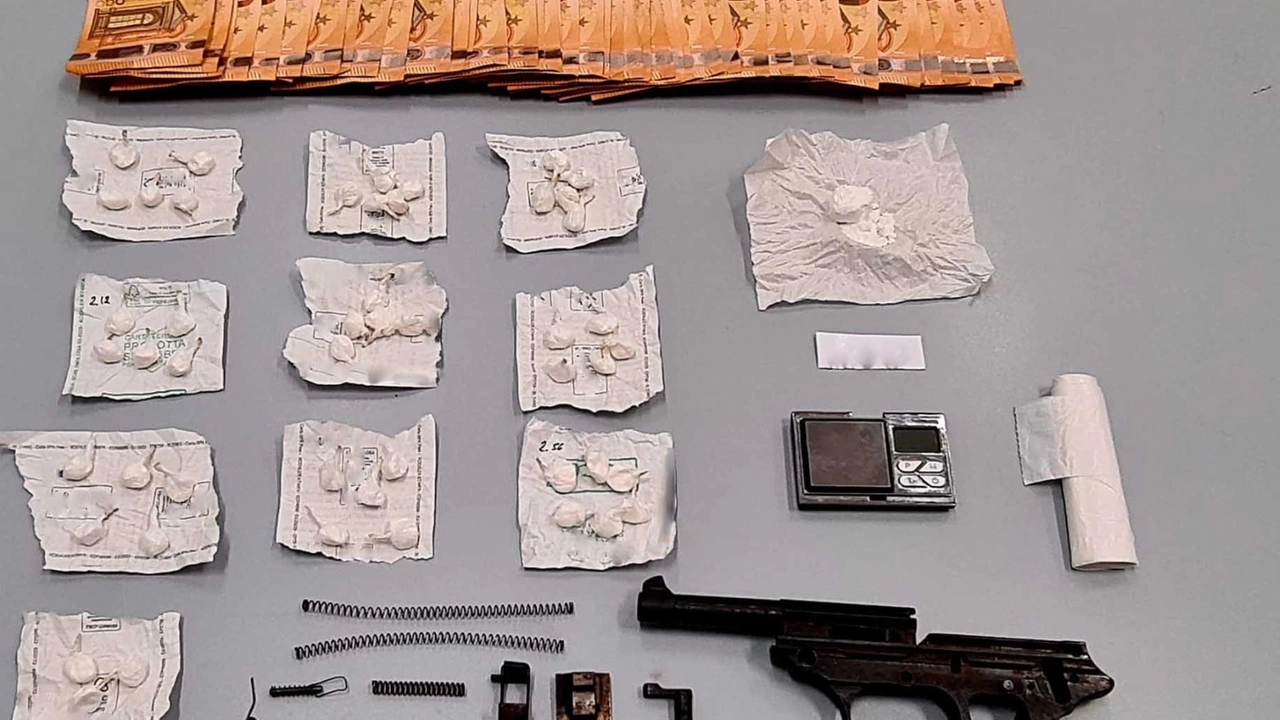 Droga, contanti e materiali vari sequestrati negli appartamenti Droga, contanti e materiali vari sequestrati negli appartamenti