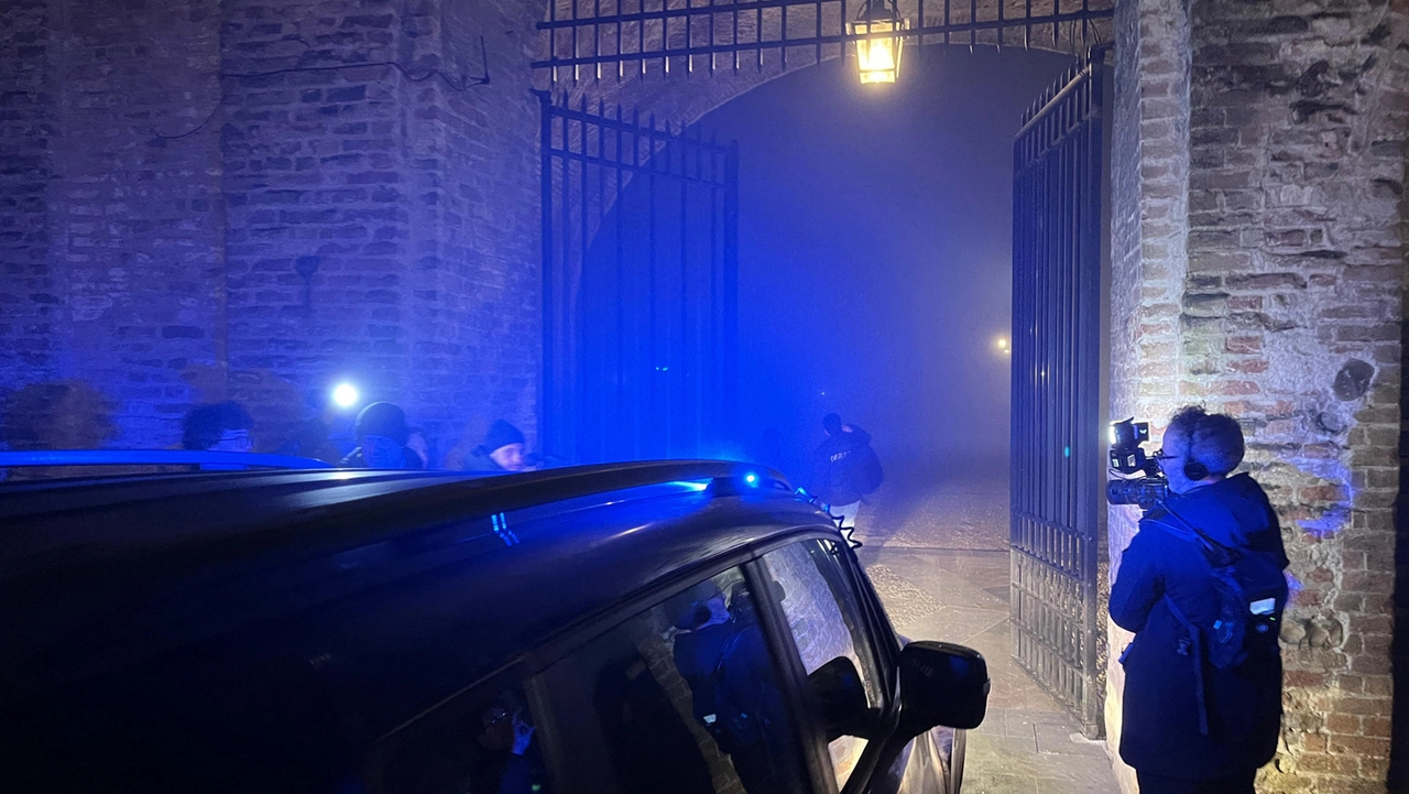 Forze dell'ordine all'ingresso del castello di Castelguelfo, appartenente alla famiglia Rovagnati, fondatori dell'azienda di salumi, dove è precipitato l'elicottero (Ansa)