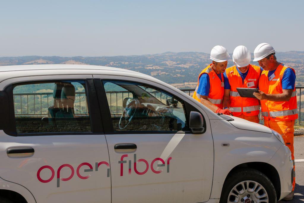 Con la fibra ottica di Open Fiber l’Italia viaggia alla velocità della luce su Internet. A Calco, nel Lecchese, tremila utenti hanno finalmente accesso a una Rete d’avanguardia