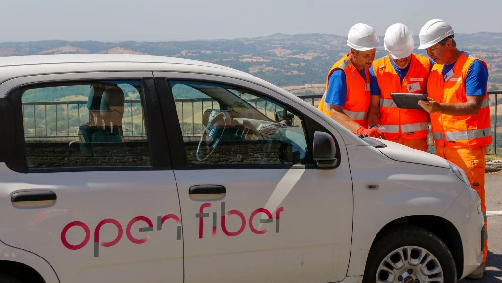 Open Fiber nasce con una missione chiara: ridurre il digital divide e connettere l’Italia attraverso una rete in fibra ottica FTTH (Fiber to the home) Open Fiber nasce con una missione chiara: ridurre il digital divide e connettere l’Italia attraverso una rete in fibra ottica FTTH (Fiber to the home)