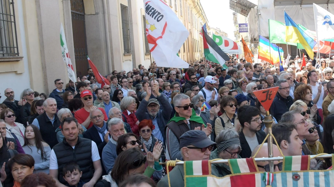 La celebrazione è cominciata in piazzale Ghinaglia e ha attraversato il centro fino a piazza Italia