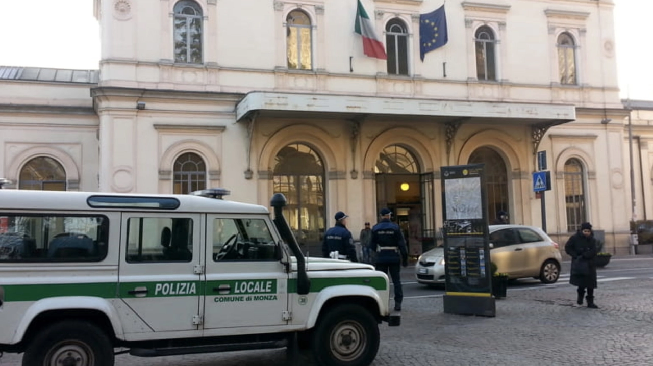 Polizia locale alla stazione di Monza