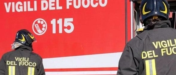 Incendio in una palazzina a Ponte San Pietro, gli inquilini si rifugiano sul tetto