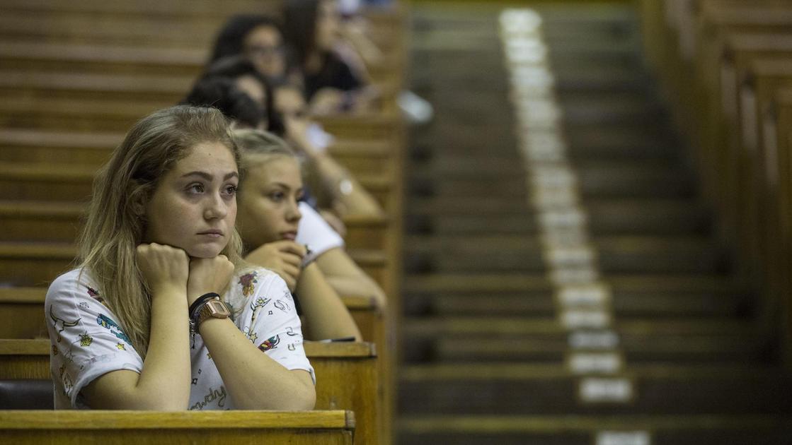 maturit224 i voti degli studenti lode per un milanese su 100 in campania sono 4 volte di pi249 ma per l8217invalsi 232 l8217opposto