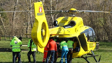 Incidente a Manerbio, un ragazzino di 12 anni in bici si scontra con una moto: grave in ospedale