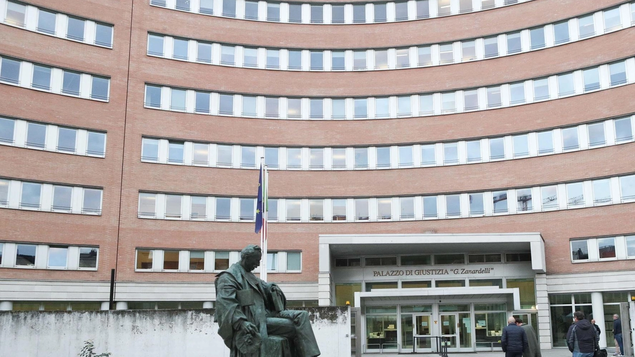 Brescia, avrebbe accettato 160mila euro per sistemare una sentenza Brescia, avrebbe accettato 160mila euro per sistemare una sentenza