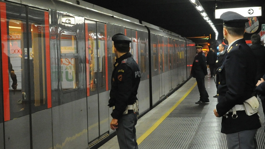 La polizia in metropolitana (foto repertorio)