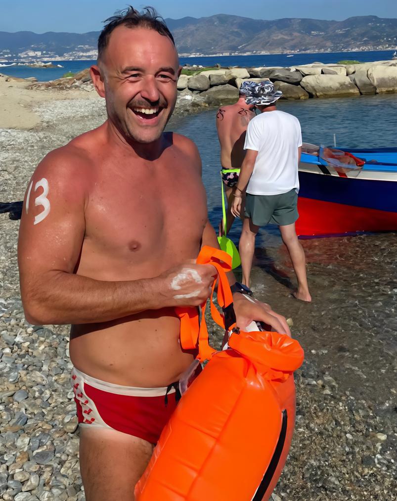 traversata show lo stretto a nuoto finisce a teatro