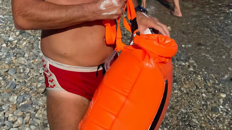 Stefano Panzeri, 48 anni, attore, ha attraversato a nuoto il mare che collega Calabria e Sicilia Stefano Panzeri, 48 anni, attore, ha attraversato a nuoto il mare che collega Calabria e Sicilia
