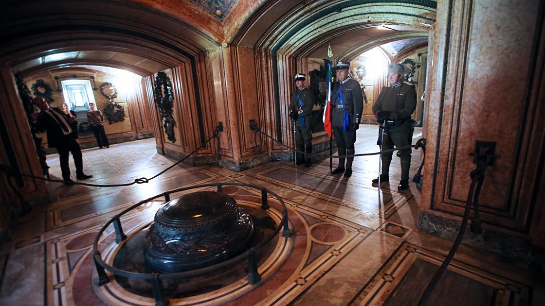 La croce di alabastro accesa e le visite guidate gratuite al memoriale sotto restauro La croce di alabastro accesa e le visite guidate gratuite al memoriale sotto restauro