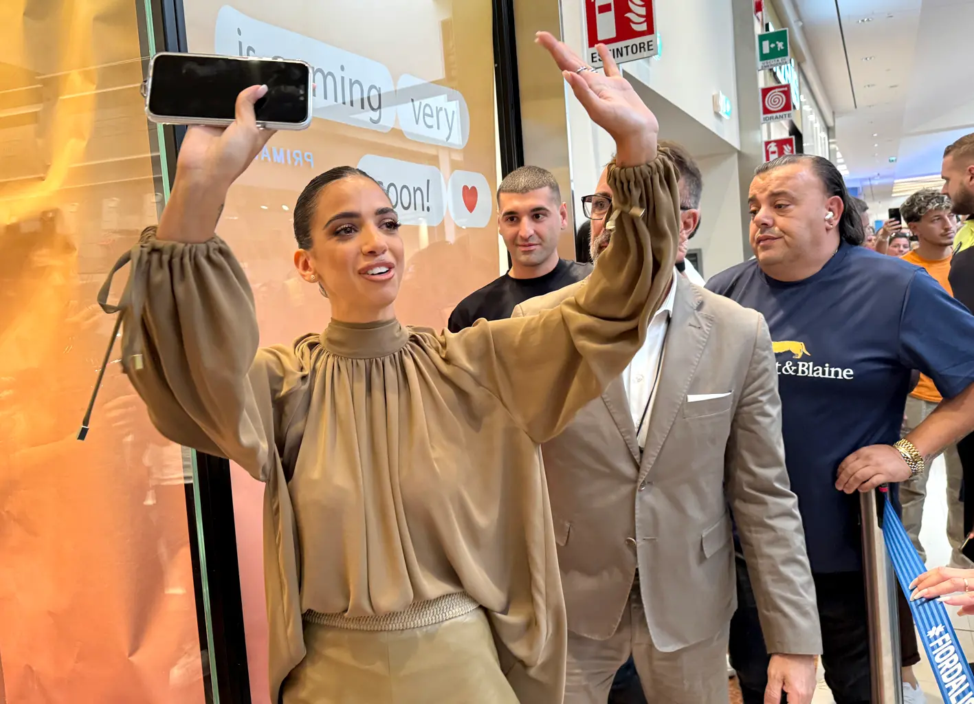 New Martina a Rozzano, star da 10 milioni di follower su TikTok: applausi, cori e selfie