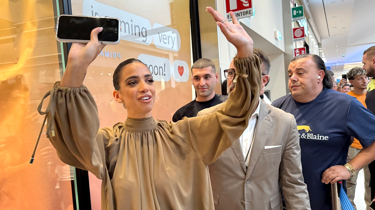 New Martina a Rozzano, star da 10 milioni di follower su TikTok: applausi, cori e selfie