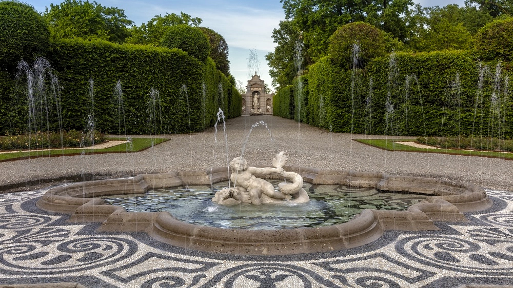 Villa Arconati, Fontana del Delfino del Giardino all'italiana e Teatro di Diana Villa Arconati, Fontana del Delfino del Giardino all'italiana e Teatro di Diana