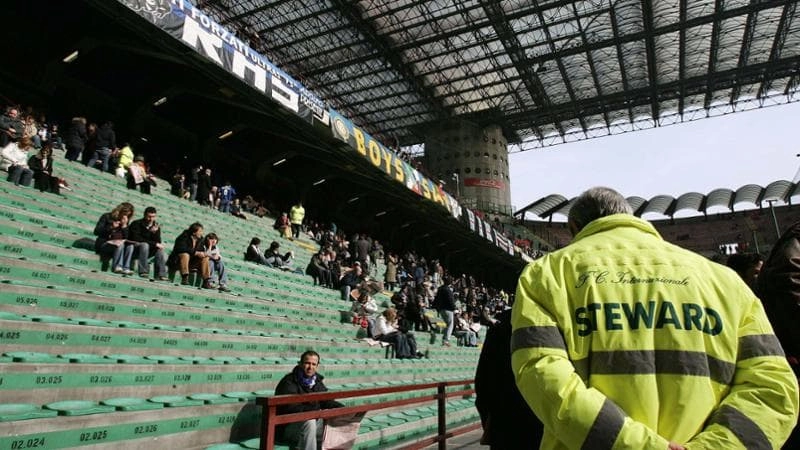 Uno steward allo stadio Meazza di Milano Uno steward allo stadio Meazza di Milano