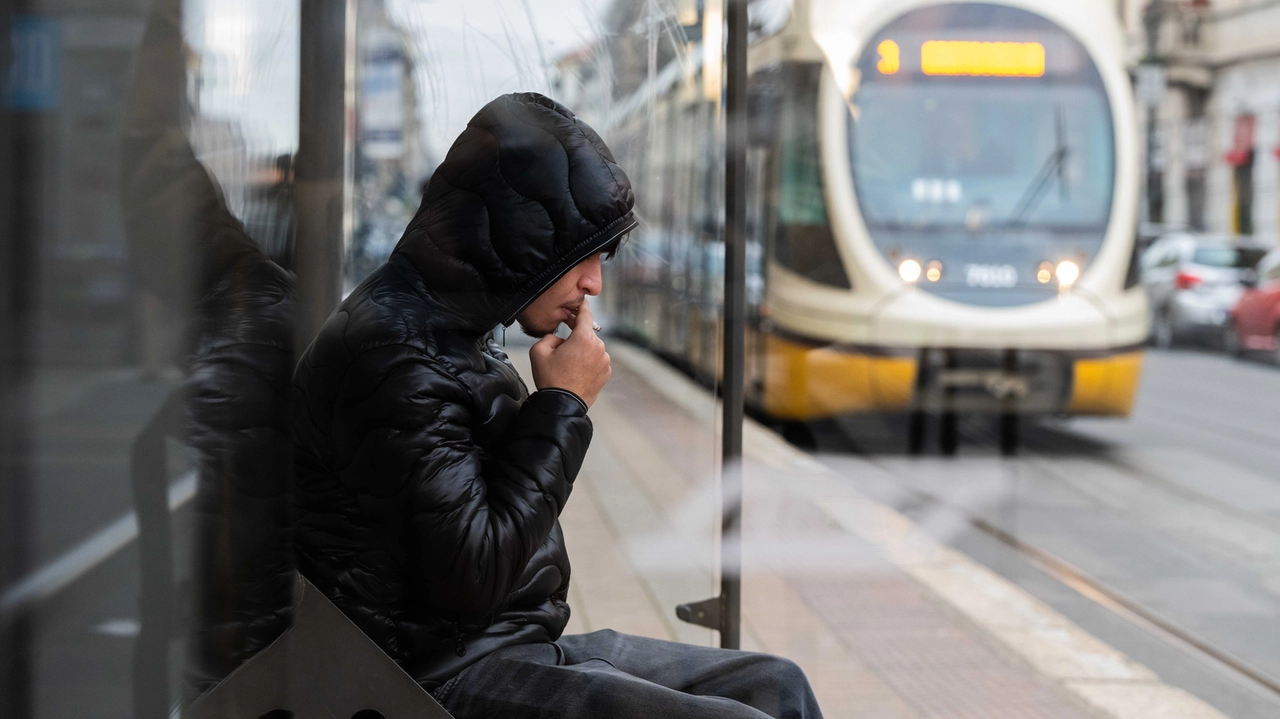 Sigaretta alla fermata in attesa del tram
