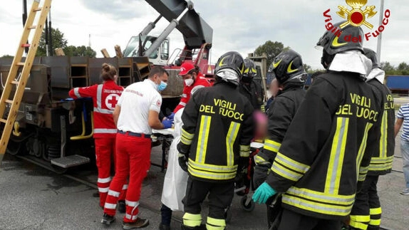 Sul posto soccorritori e vigili del fuoco (foto di repertorio) Sul posto soccorritori e vigili del fuoco (foto di repertorio)