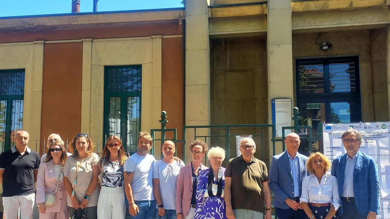È stato consegnato all’impresa aggiudicatrice il cantiere che trasformerà la storica palazzina ex Anagrafe di piazza Vittorio Veneto nel... È stato consegnato all’impresa aggiudicatrice il cantiere che trasformerà la storica palazzina ex Anagrafe di piazza Vittorio Veneto nel...