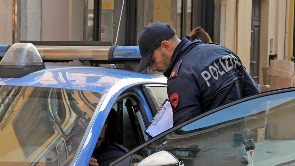 Hanno provato a liberarsi di due pacchettini con la droga, ma sono stati notati e arrestati. Due uomini di... Hanno provato a liberarsi di due pacchettini con la droga, ma sono stati notati e arrestati. Due uomini di...