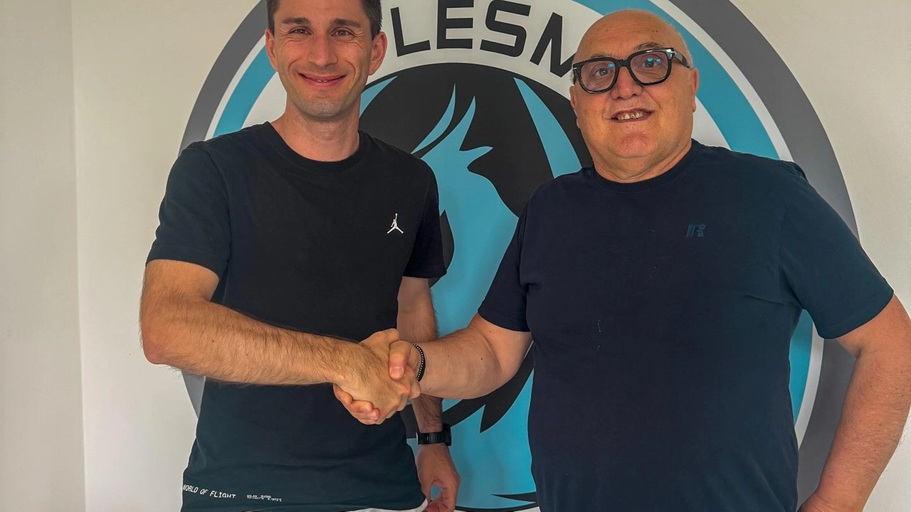 Il Lesmo sostituisce Agostino Mastrolonardo con Simone Fossati per puntare ai playoff e all'Eccellenza. Il Lesmo sostituisce Agostino Mastrolonardo con Simone Fossati per puntare ai playoff e all'Eccellenza.