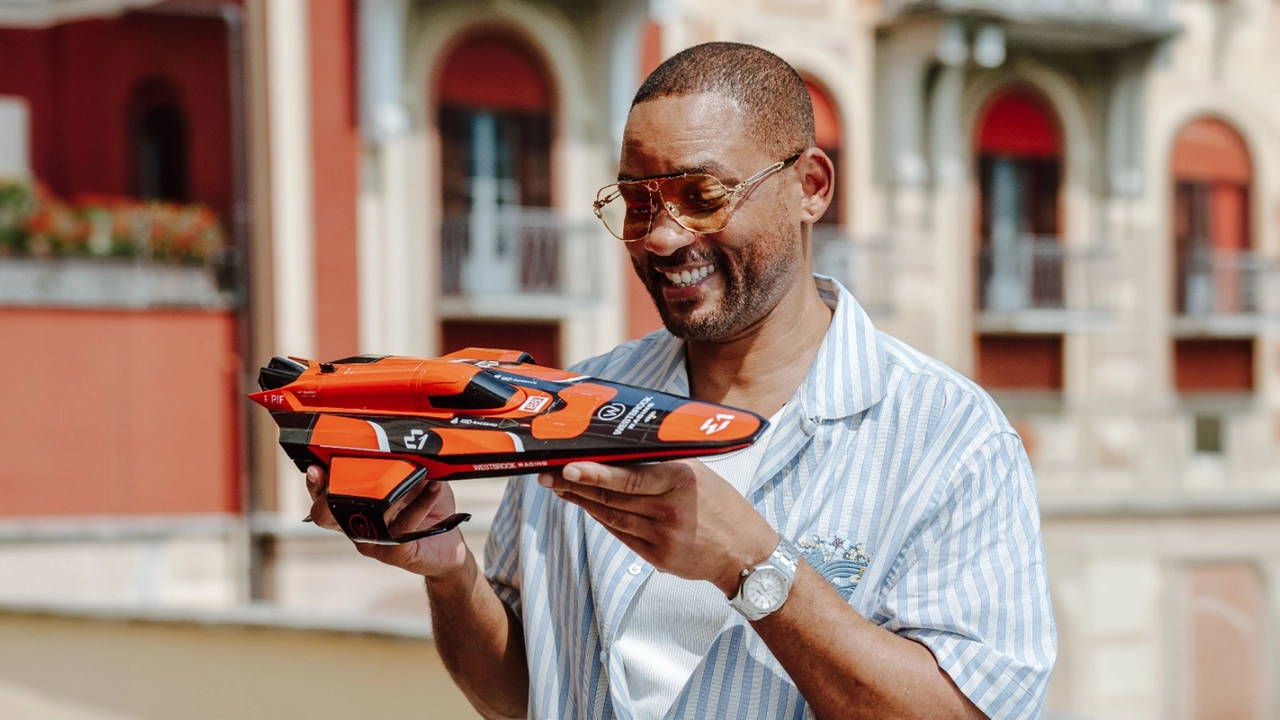 Will Smith ha regalato un cappellino e il modellino autografato dell’offshore che porta il suo nome e ha vinto la regata Will Smith ha regalato un cappellino e il modellino autografato dell’offshore che porta il suo nome e ha vinto la regata