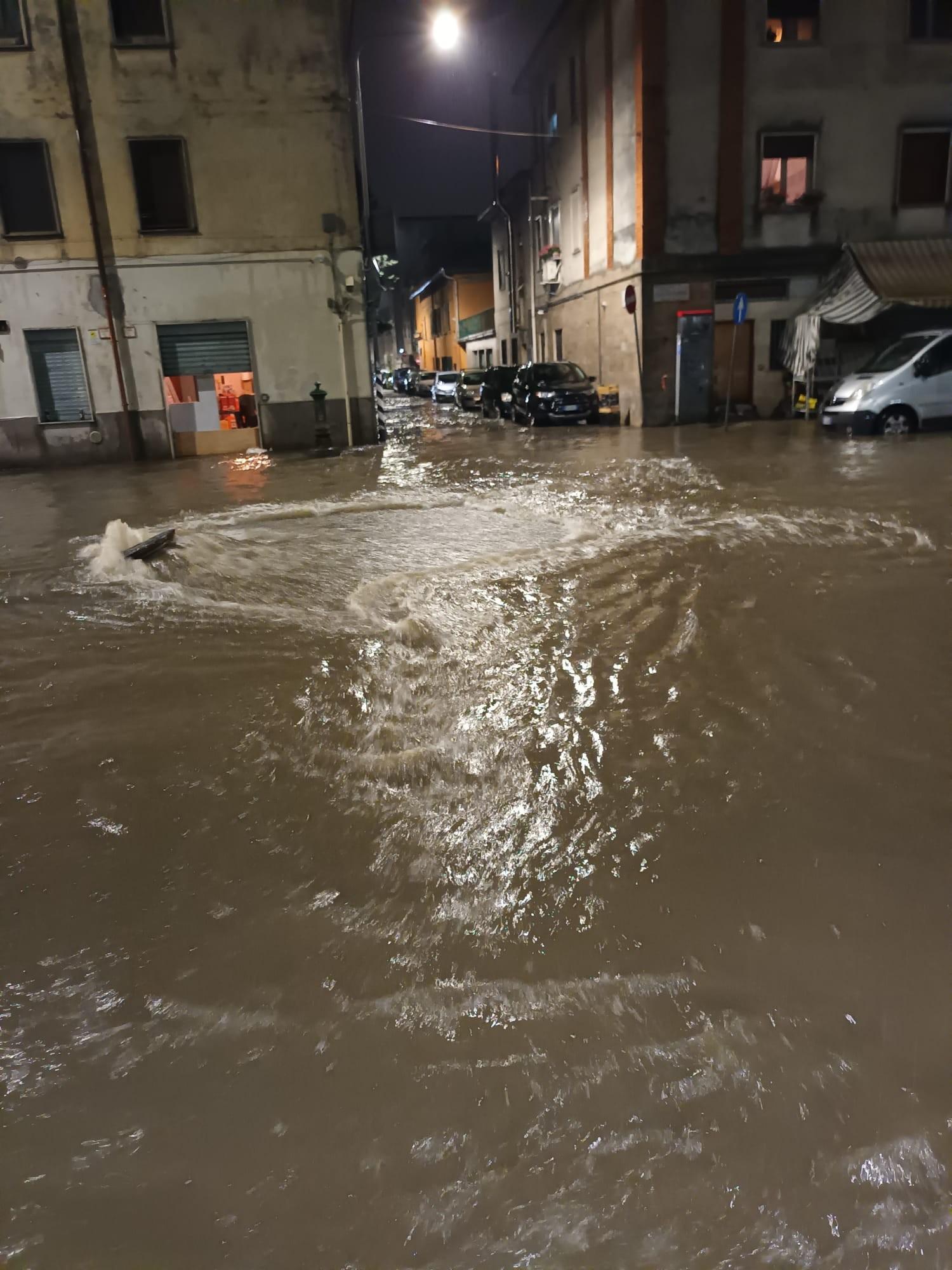 Violento temporale a Milano, allagamenti nel quartiere di Ponte Lambro Violento temporale a Milano, allagamenti nel quartiere di Ponte Lambro