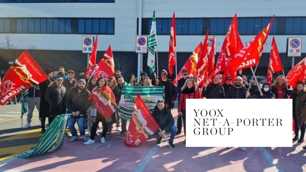 Yoox Net a Porter Group annuncia licenziamenti: nella foto una manifestazione della Filcams-Cgil di Bologna davanti alla sede di Yoox a Zola Predosa Yoox Net a Porter Group annuncia licenziamenti: nella foto una manifestazione della Filcams-Cgil di Bologna davanti alla sede di Yoox a Zola Predosa