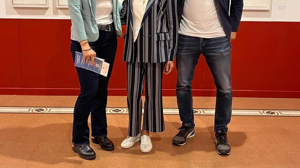 A Legnano, la mostra "Il SEgno in viaggIO" di Luisella Dell’Acqua, curata da Claudia Corti, espone incisioni e libri d’artista che esplorano il segno come espressione umana e spirituale. Tecnica dell’incisione e laboratori per bambini arricchiscono l'evento. A Legnano, la mostra "Il SEgno in viaggIO" di Luisella Dell’Acqua, curata da Claudia Corti, espone incisioni e libri d’artista che esplorano il segno come espressione umana e spirituale. Tecnica dell’incisione e laboratori per bambini arricchiscono l'evento.