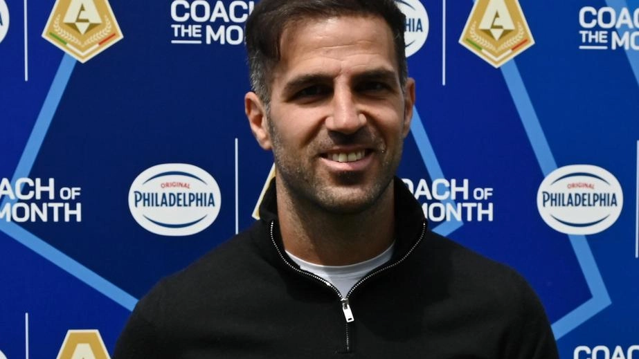 Fabregas esprime dubbi sulla sua permanenza al Como nonostante le sei vittorie consecutive e l'amore del pubblico. Fabregas esprime dubbi sulla sua permanenza al Como nonostante le sei vittorie consecutive e l'amore del pubblico.