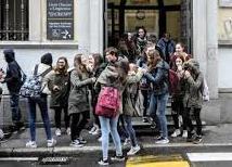 La figlia orfana informata al liceo La figlia orfana informata al liceo