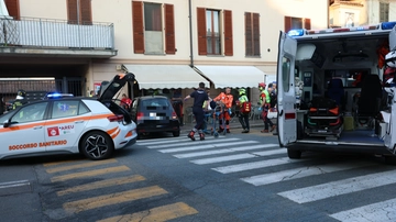 Gravellona Lomellina, lancia l’auto contro il bar dopo una lite e travolge una donna: è gravissima