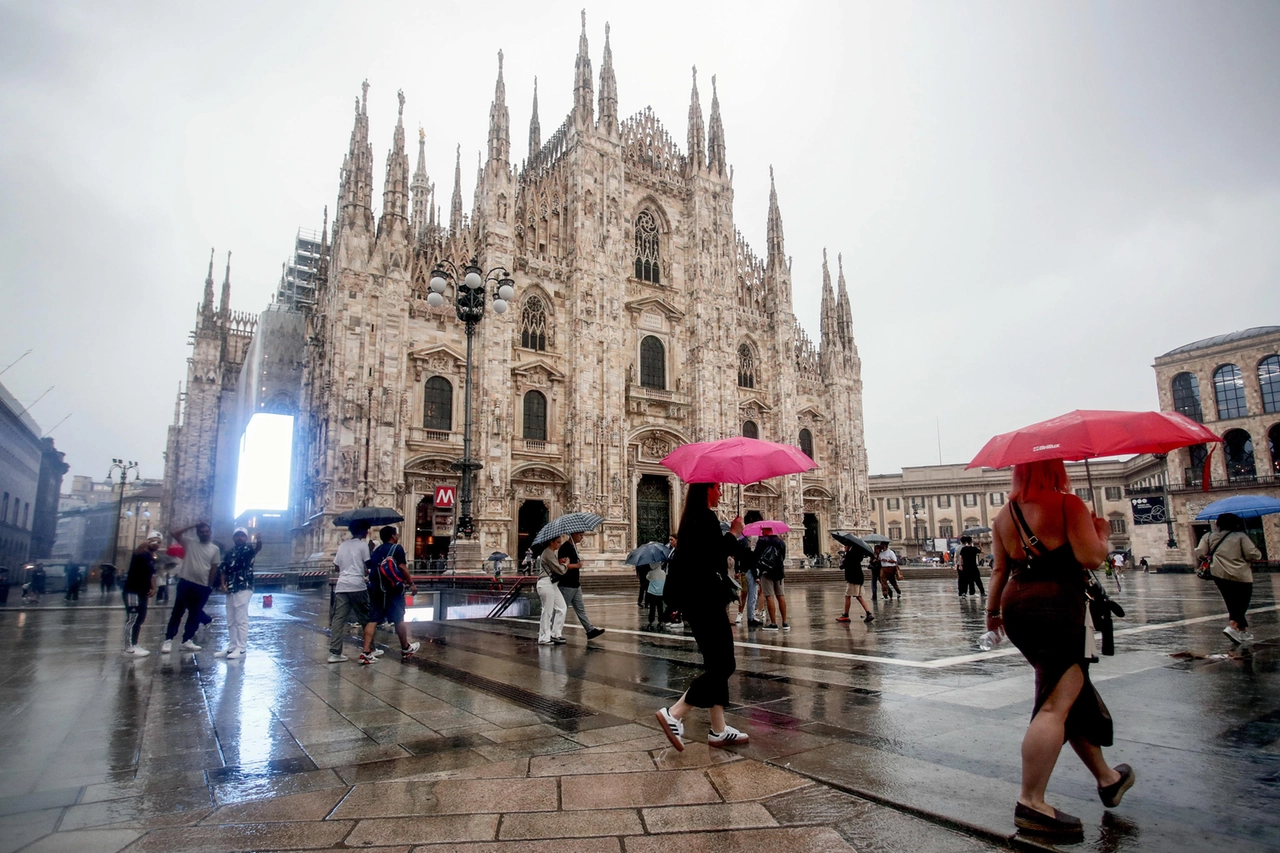 Pioggia su Milano, è allerta arancione, chiusi i parchi