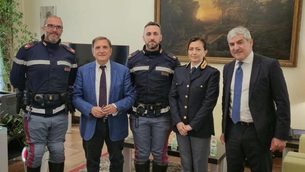 I due agenti Umberto Cicoria e Antonio Giardina con Romano La Russa, il questore Bruno Megale e la dirigente Serafina Di Vuolo I due agenti Umberto Cicoria e Antonio Giardina con Romano La Russa, il questore Bruno Megale e la dirigente Serafina Di Vuolo