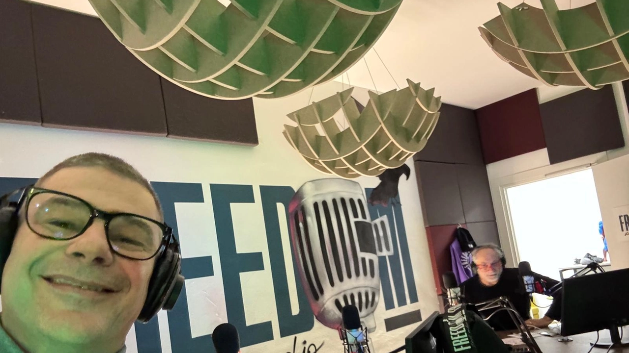 Da sinistra Massimiliano Balconi e Franco Sità, storici tifosi rispettivamente di Inter e Genoa, ideatori di Freedom Street Radio a Brugherio in piazza Roma Da sinistra Massimiliano Balconi e Franco Sità, storici tifosi rispettivamente di Inter e Genoa, ideatori di Freedom Street Radio a Brugherio in piazza Roma