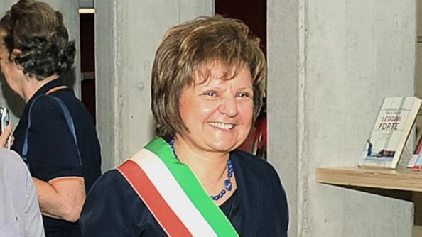 Rendendosi interprete della volontà di buona parte della popolazione erbese, espressa con alcune miglia di firme a sostegno, il sindaco... Rendendosi interprete della volontà di buona parte della popolazione erbese, espressa con alcune miglia di firme a sostegno, il sindaco...
