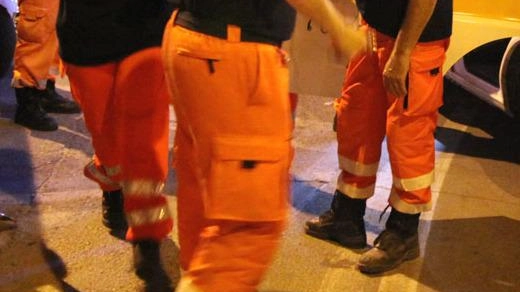 Lite con il branco. Minore straniero sferra un pugno