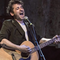Maghi, cabaret e canzone d’autore. Al Tittoni nel nome di Zelig e De André