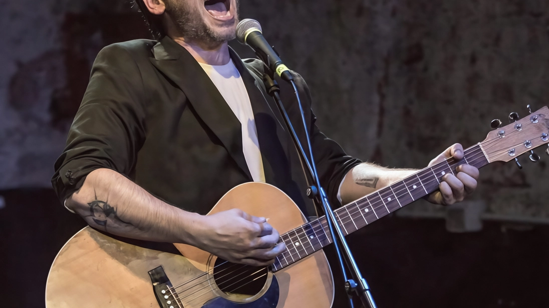 Maghi, cabaret e canzone d’autore. Al Tittoni nel nome di Zelig e De André