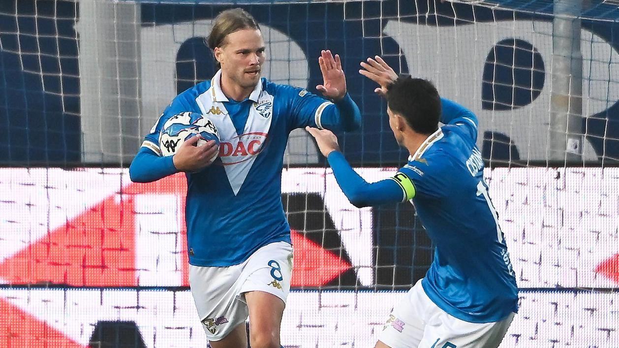 Birkir Bjarnason, a sinistra, festeggia la rete del momentaneo 1-2 al Cosenza con il capitano del Brescia, Andrea Cistana Birkir Bjarnason, a sinistra, festeggia la rete del momentaneo 1-2 al Cosenza con il capitano del Brescia, Andrea Cistana