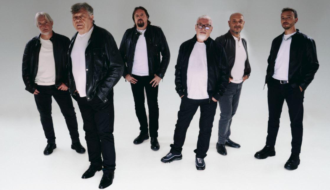 I Nomadi sono tornati. Dalle live al Dal Verme un album che è già mitico. Carletti: “Che potenza il profumo del palco”