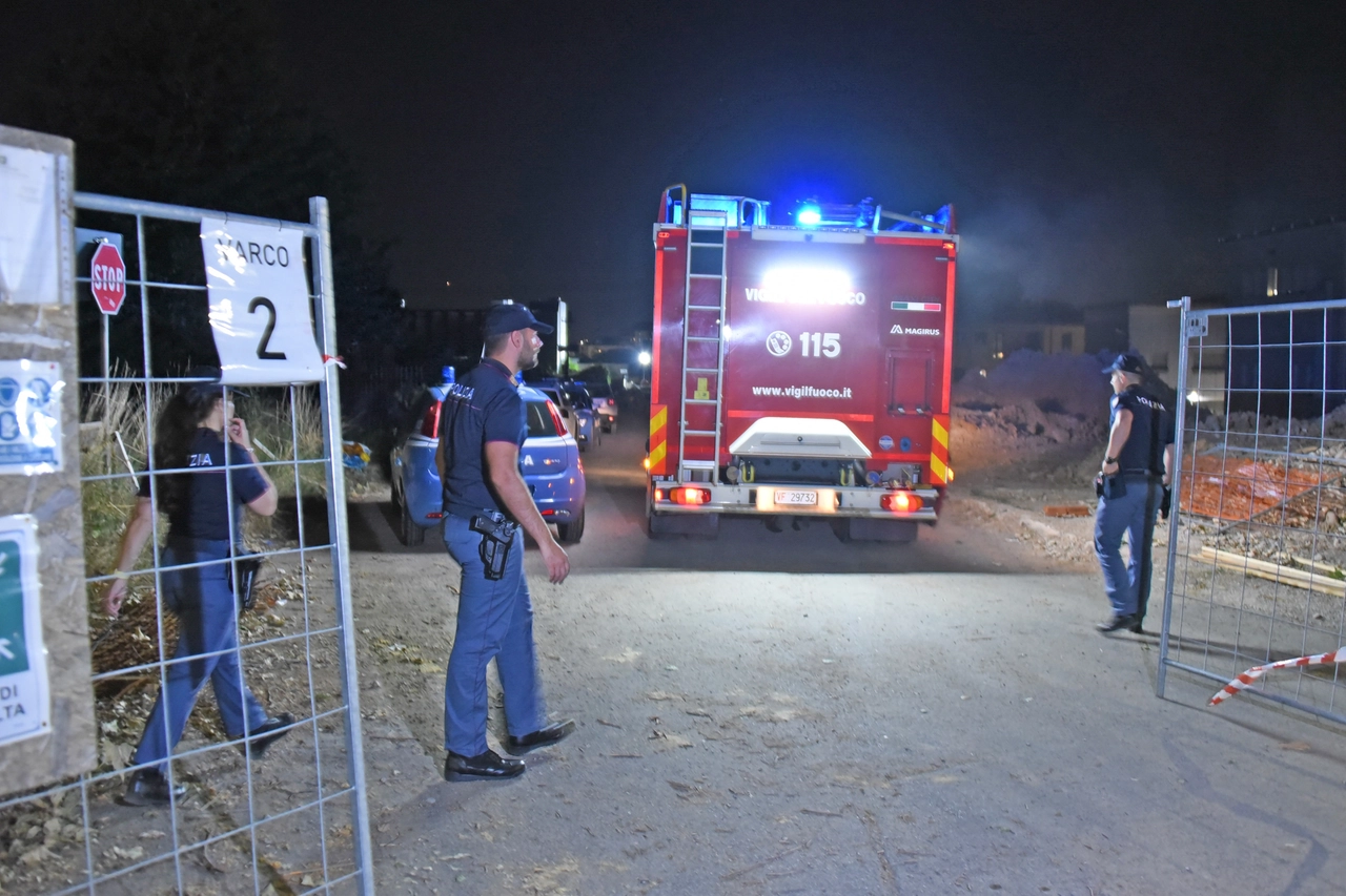 L'intervento della Polizia e dei vigili del fuoco all'interno dell'area dismessa quando è scattato l'allarme
