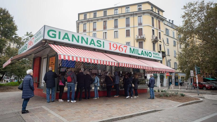 A Porta Romana, a Milano, il contrasto tra tradizione e modernità si manifesta attraverso i chioschi di Giannasi e Nss