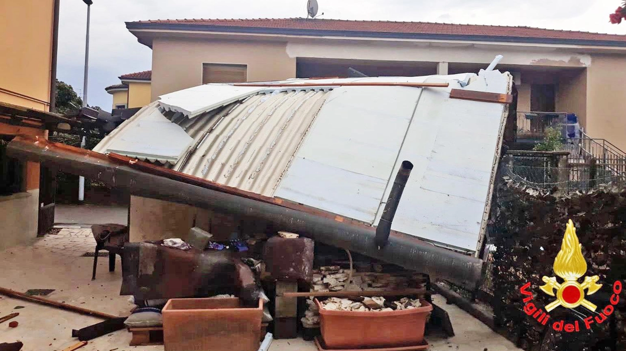 Bergamo, a Clusone la Protezione civile al lavoro dalle prime ore delle mattina: tombini ostruiti. Nel centro della Bassa una lastra di pietra si è staccata da un cornicione e ha colpito un’auto . Bergamo, a Clusone la Protezione civile al lavoro dalle prime ore delle mattina: tombini ostruiti. Nel centro della Bassa una lastra di pietra si è staccata da un cornicione e ha colpito un’auto .
