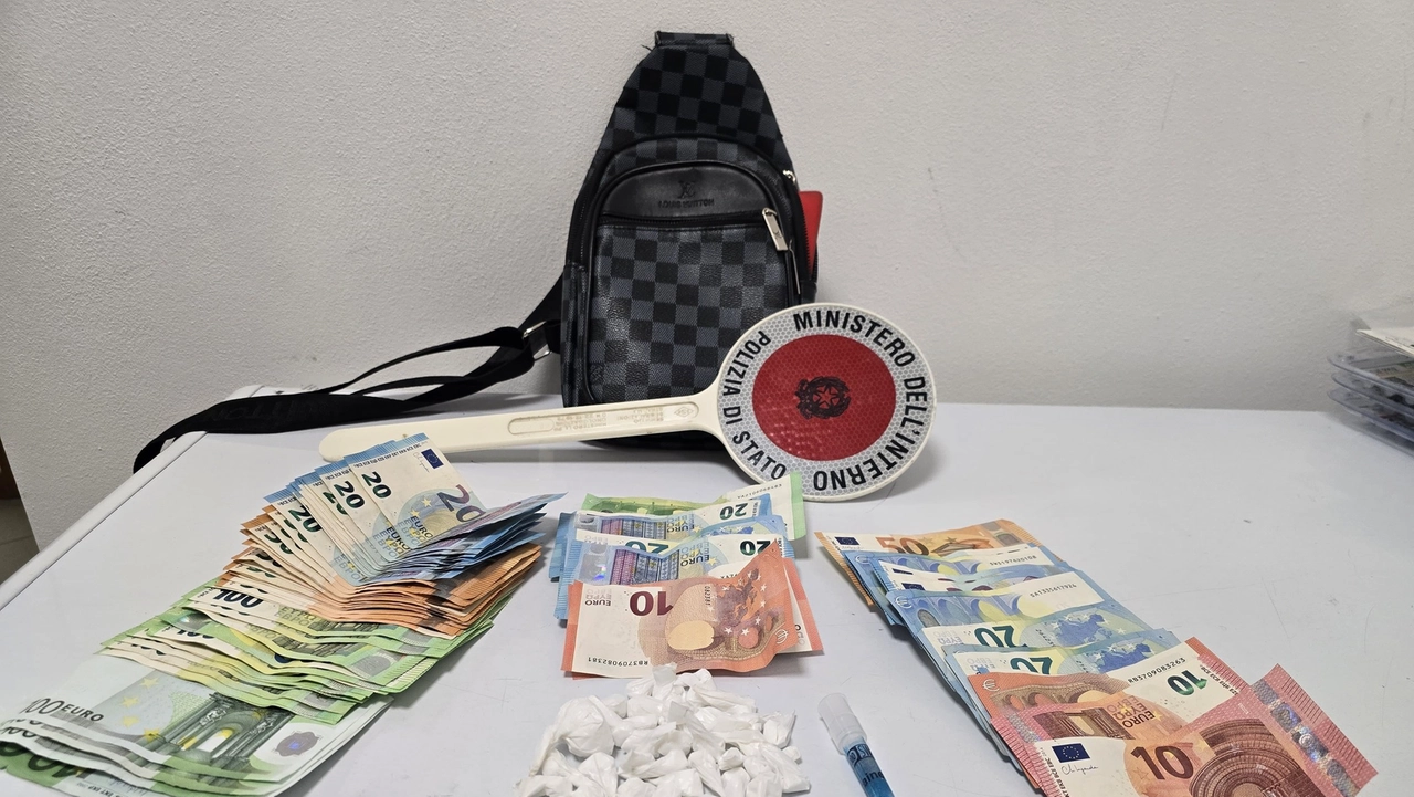 La droga e i soldi sequestrati ai due arrestati dalla polizia di Como La droga e i soldi sequestrati ai due arrestati dalla polizia di Como
