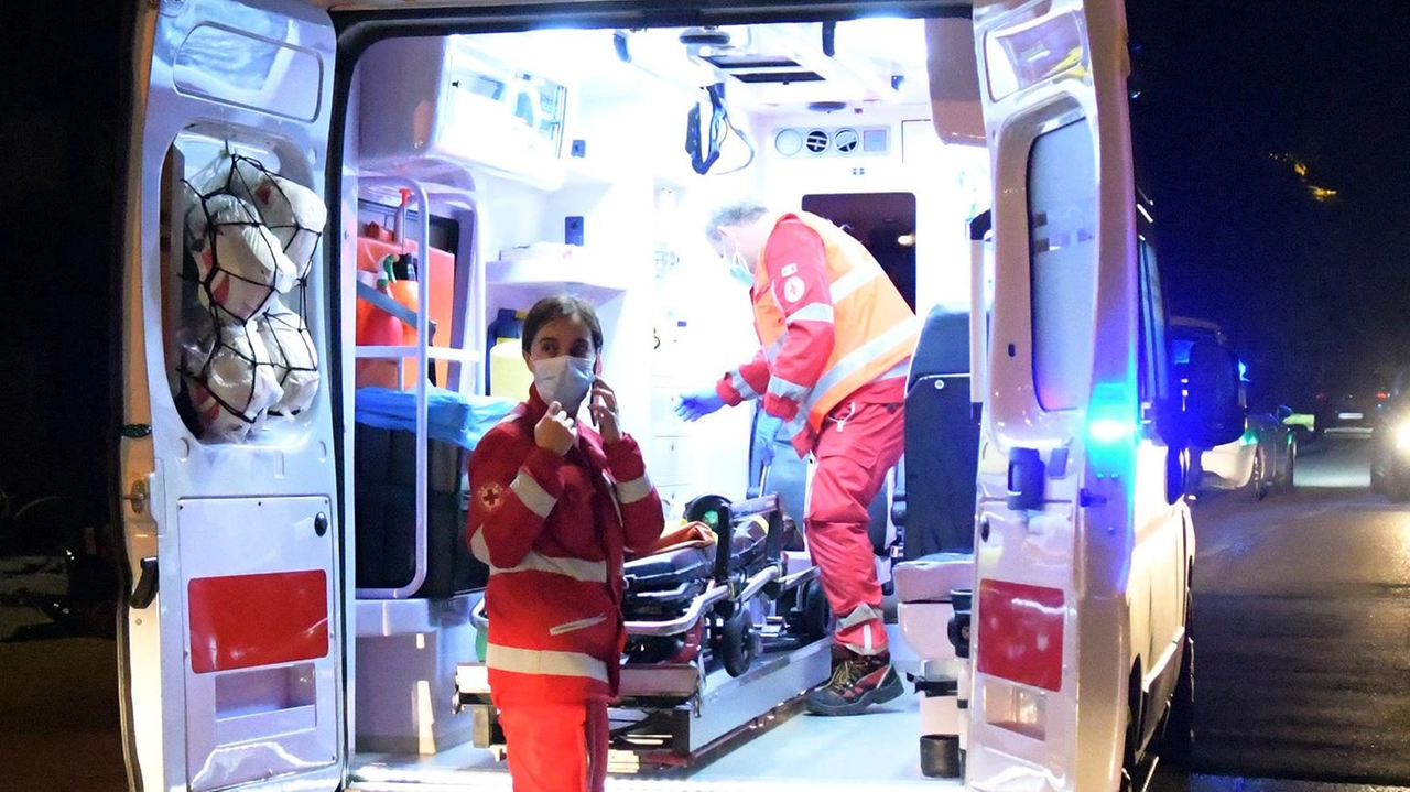 In via Carlo Alberto i soccorritori sono stati chiamati dalla moglie che ha trovato il coniuge a terra In via Carlo Alberto i soccorritori sono stati chiamati dalla moglie che ha trovato il coniuge a terra