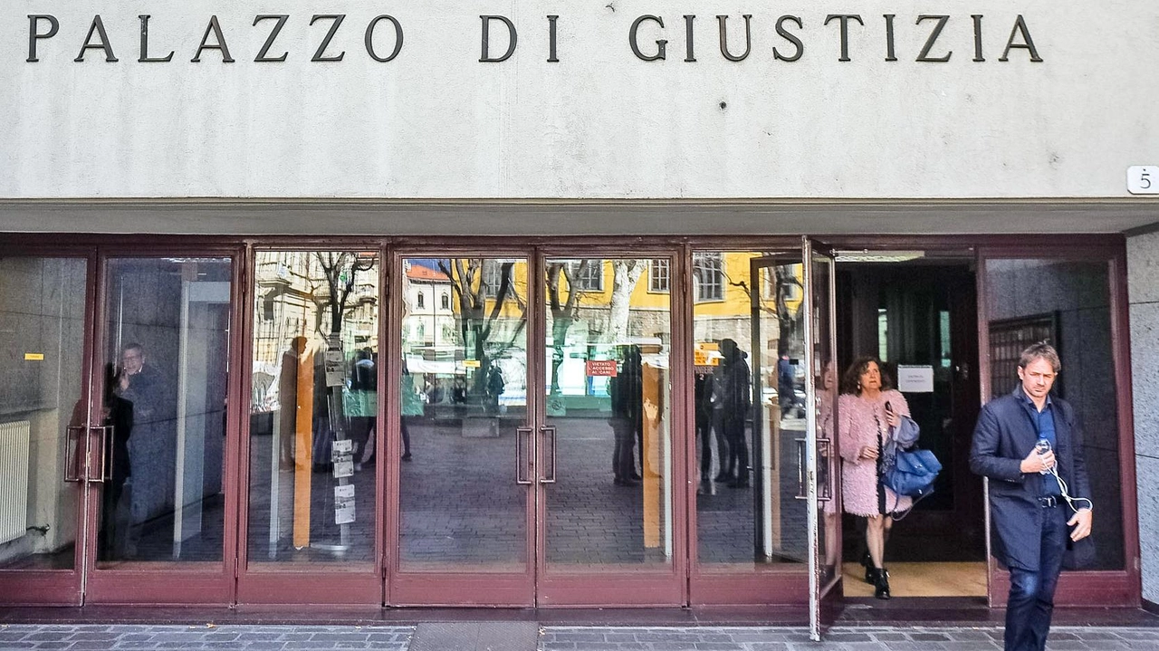 Mentre stava scontando un periodo di misura alternativa al carcere ha commesso una serie di maltrattamenti sulla sua compagna, con... Mentre stava scontando un periodo di misura alternativa al carcere ha commesso una serie di maltrattamenti sulla sua compagna, con...