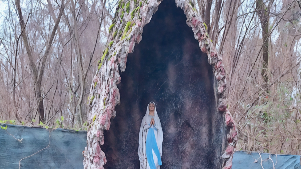 Il terreno su cui è stata costruita la grotta con la Madonnina è sottoposto a vincoli Il terreno su cui è stata costruita la grotta con la Madonnina è sottoposto a vincoli
