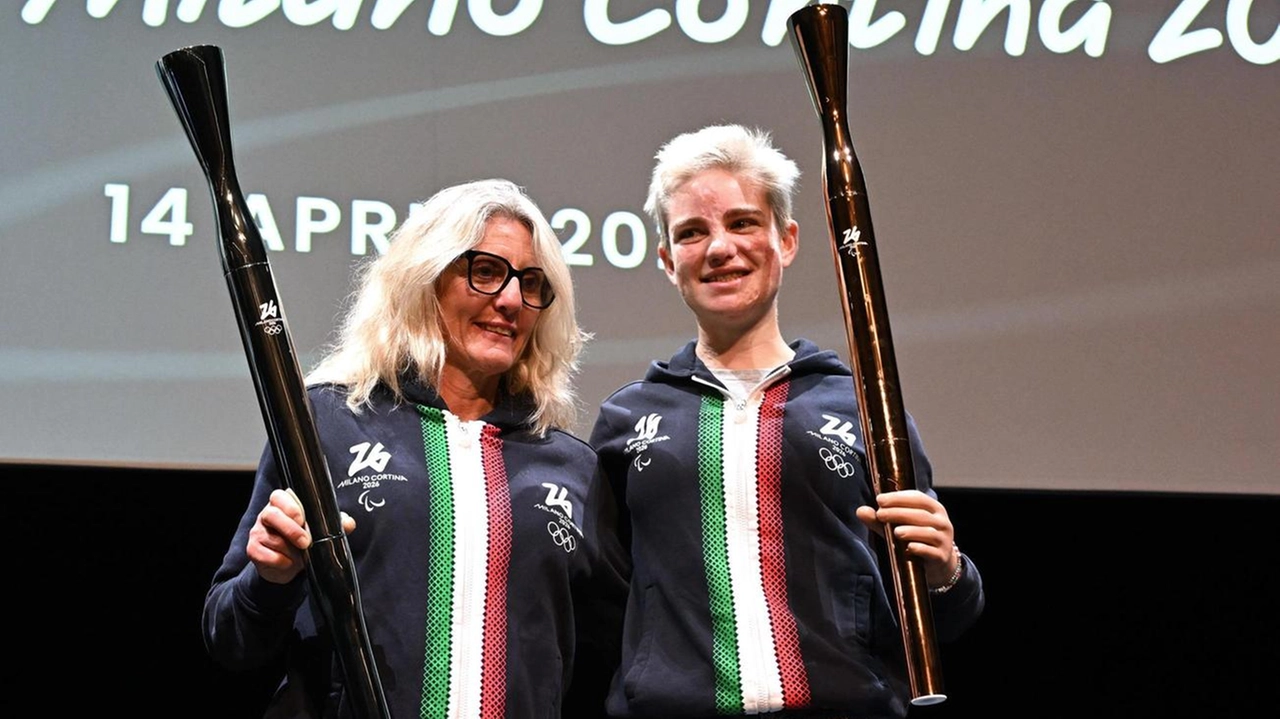 A sinistra le campionesse olimpiche e paralimpiche Stefania Belmondo e Bebe Vio ieri alla cerimonia di presentazione delle torce in Triennale