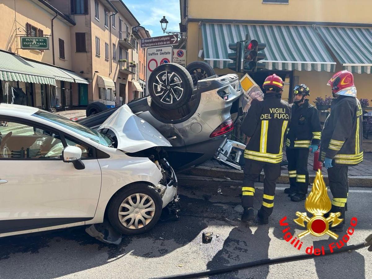 san colombano schianto tra due auto in pieno centro una si ribalta due feriti